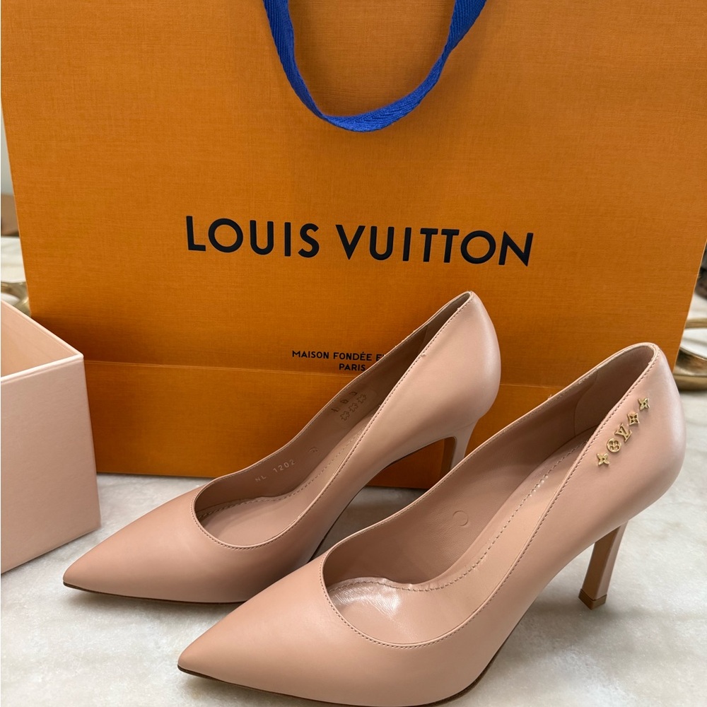 Louis Vuitton Nude Signature Pump